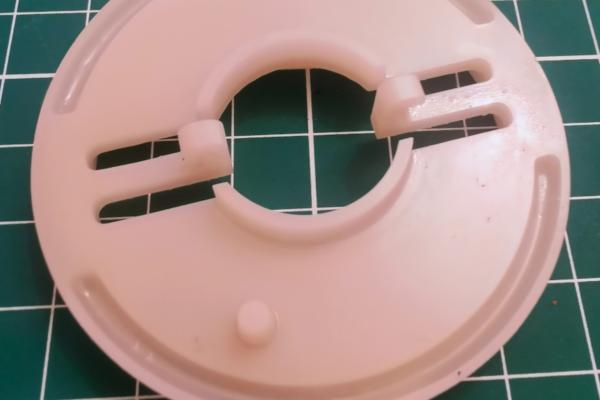 Фиксатор крышки мотора редуктора