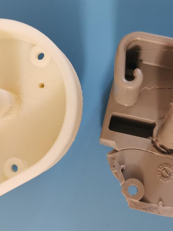 Кронштейн полки багажника